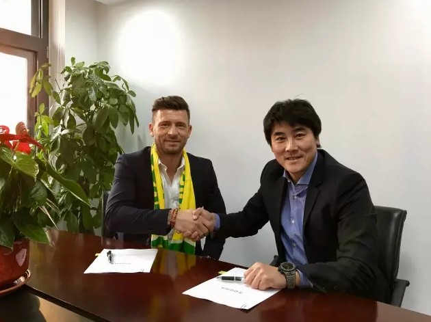 不被定义的真实青春 还原你我的学生时代青春故事总能治愈内心美好，有别于市场上同题材的青春电影，《年少有你》则讲述了一段不被定义、更加真实的青春
